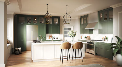 Moderne Landhausküche in Weiß und Olivgrün mit klassischen Elementen wie einem Range Cooker